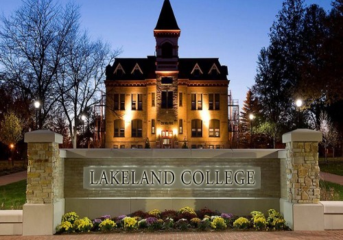 Trường Lakeland College